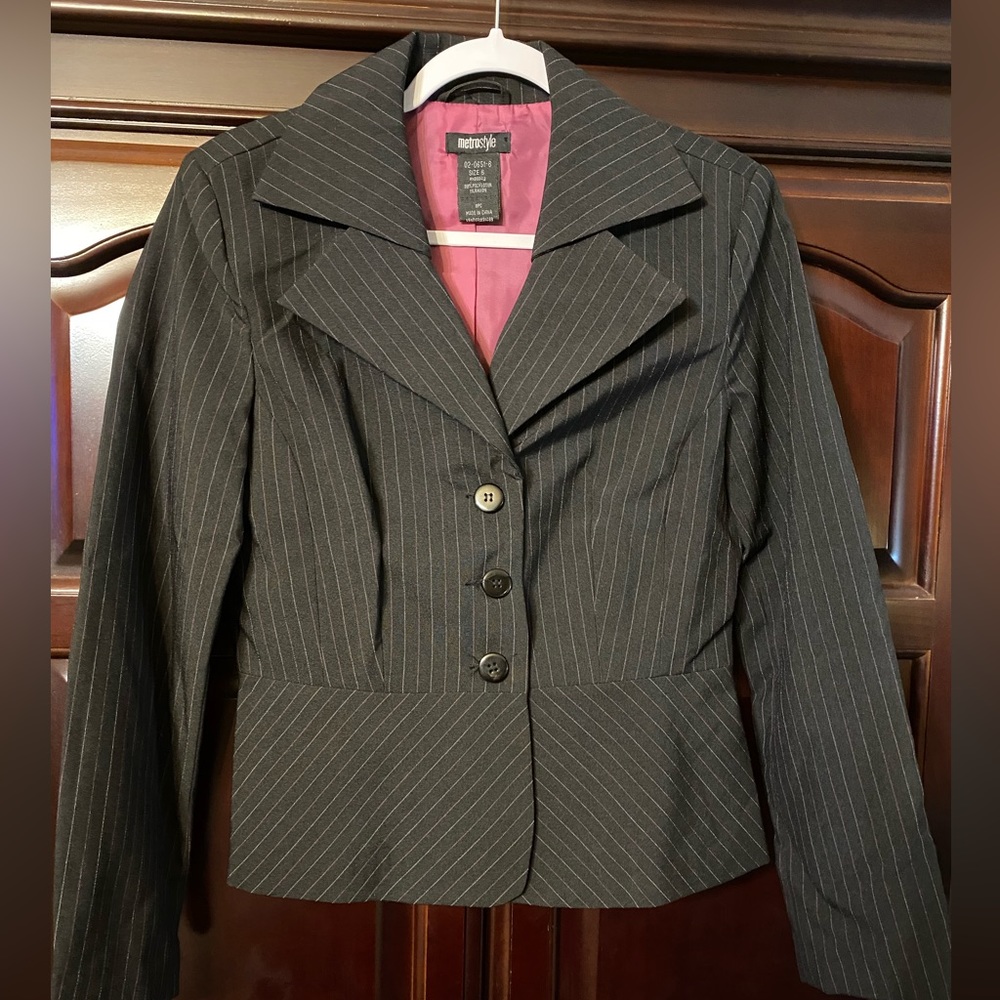 Metrostyle Women’s black pinstripe vintage blazer